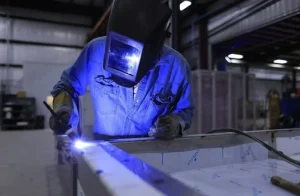 Soudage Tig - ouvrier en train de souder